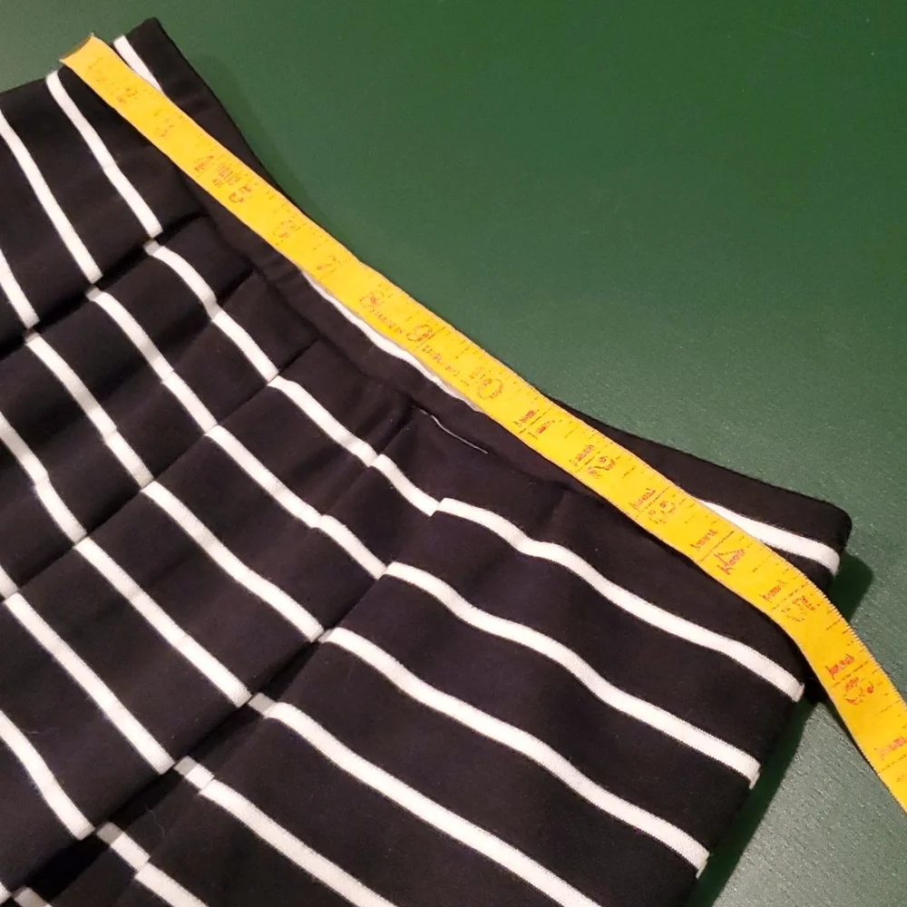 Max Studio strip, pleated skirt black white size M